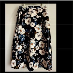 Gianni Bini floral wrap skirt size 8